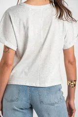 Remera color camel, de corte al cuerpo, manga corta con vuelta y cuello redondo.