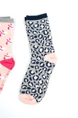 Pack de tres pares de medias crew con diferentes estampados: lunares grises, corazones sobre fondo rosado y animal print leopardo.