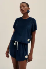 Short azul de tela toalla con cintura elastizada y cordón ajustable.