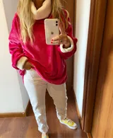 Polerón fucsia de peluche con cuello alto y puños con ribete de piel sintética color crema.