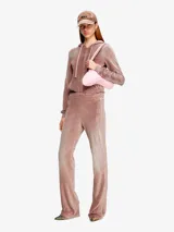 Bandolera de diseño curvo y estructura rígida, con acabado brillante tipo charol y logo ovalado metálico en el centro. Cuenta con una correa de hombro ajustable y cierre superior.