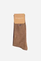 Medias largas de tejido acanalado color marrón, con logo de ave bordado en la parte superior. Presentan un diseño clásico y cómodo.
