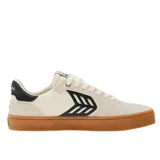 Championes urbanos Cariuma modelo Catiba Pro 2.0, color blanco con detalles en negro. Presentan una estructura de lona y gamuza con suela de goma color caramelo y logo lateral característico.