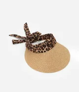 Visera de paja con cinta de tela estampada con animal print de leopardo y lazos para atar.