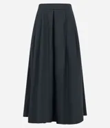 Pollera larga evasé color azul marino, confeccionada en tricolina, con cintura elástica y pliegue delantero.