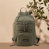 Mochila matera de diseño vertical, color gris azulado, con acabado acolchado y cierres frontales. Cuenta con un compartimento principal espacioso, un bolsillo frontal externo y un asa superior para transporte manual.