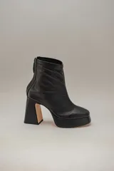 Botines negros de cuero con plataforma y tacón cuadrado.
