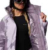 Campera de esquí 3 en 1 Columbia, con diseño estampado en tonos violeta. Cuenta con tecnología impermeable y transpirable Omni-Tech, forro térmico reflectante Omni-Heat y aislamiento sintético Thermarator. Incluye capucha ajustable, ventilación en axilas, faldón antinieve, múltiples bolsillos con cierre y puños ajustables.