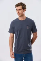 Remera de manga corta y cuello redondo color azul melange, con estampa y letras bordadas en el pecho.