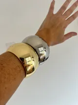 Brazalete ovalado grande, color dorado.