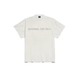 Camiseta Balenciaga de corte oversize en color blanco, con cuello redondo y estampado frontal con la frase 'INTERNAL USE ONLY'.