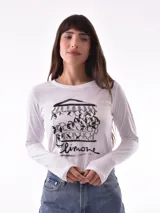 Remera negra de manga larga con escote en V y estampa frontal blanca con diseño de soles y la frase 'Woke Up'.