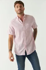 Camisa de manga corta confeccionada en una mezcla de lino y algodón, con cuello camisero, cierre frontal de botones y bolsillo en el pecho con logo bordado.