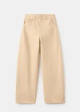 Jeans tiro medio color beige, de corte recto y holgado, con diseño clásico de cinco bolsillos y trabillas para cinturón.
