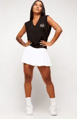 Musculosa blanca con cuello en V y logo bordado en el pecho.