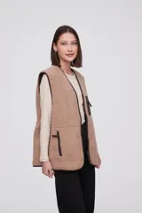 Chaleco marrón con cierre frontal y bolsillos con cierre.