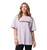 Remera oversize Columbia para mujer, de color lila, con cuello redondo acanalado y estampado frontal con el logotipo de la marca y diseño de montañas.