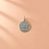 Medalla circular de plata 925 con diseño personalizable grabado con datos de nacimiento.