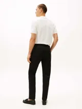 Pantalón de sarga Tommy Hilfiger modelo Harlem, de corte recto y diseño clásico con cuatro bolsillos, cierre de botón y cremallera.