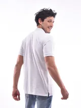 Remera polo gris claro jaspeado, de corte clásico y manga corta.