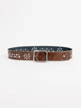 Cinto de cuero color chocolate con flores caladas que incluyen apliques turquesas en el centro, tachas metálicas en plata vieja y níquel, y hebilla cuadrada.