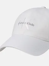 Gorra tipo béisbol de algodón color blanco, con visera curva y logo de Calvin Klein bordado en el frente.