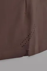 Pantalones deportivos cortos de tejido técnico ligero y elástico, con cintura elástica ajustable, bolsillos frontales y aberturas laterales en el bajo.