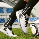 Championes de fútbol Ms Professional Soccer, color blanco con detalles en negro, gris y un toque de amarillo. Cuentan con suela con tapones cortos ideal para césped sintético.