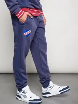 Pantalón de jogging rojo con puños, efecto lavado y escudo del Club Nacional de Football bordado.