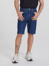 Bermuda de jean azul con bolsillos delanteros y traseros.