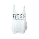 Remera blanca de algodón con cuello redondo y sisas anchas. Estampado frontal con el logo de la marca Reef con diseño floral y la frase "Just Passing Through".