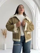 Campera color beige de ecocuero con interior de corderito blanco, cierre frontal con cremallera y bolsillos laterales.