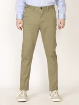 Pantalón chino de hombre color verde oliva, corte slim, con cierre de botón y cremallera.