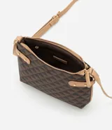 Cartera transversal pequeña con cierre por cremallera, correa larga contrastante y estampa triangular en tonos marrón y negro.