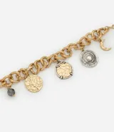 Pulsera de cadena gruesa dorada con textura martillada, adornada con dijes redondos dorados y plateados, un dije de luna dorada y una cuenta gris.