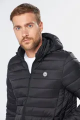 Campera capitoneada de nylon color negro, con relleno de guata siliconada, capucha integrada, bolsillos con cierre y cierre frontal.