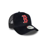 Gorra New Era 9FORTY con visera curva, color azul marino con logo de los Boston Red Sox bordado en rojo y contorno negro. Paneles traseros de malla negra y cierre ajustable a presión.