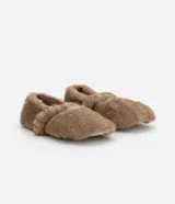 Pantufla cerrada de estilo zapatilla, confeccionada en poliéster con revestimiento de textura felpuda en color tostado.