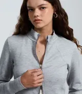 Saco de modal con cuello alto, mangas largas y cierre frontal por cremallera. Presenta recortes modernos en el diseño y un acabado suave.