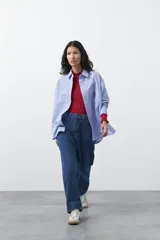 Jean de corte barrel con silueta curva y volumen controlado. Presenta un diseño que se ensancha en la pierna y se ajusta levemente en el bajo, confeccionado en denim de cuerpo firme.