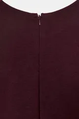 Vestido corto de tejido de punto elástico, color bordó, con cuello redondo, manga caída y cierre posterior con cremallera.