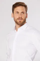 Camisa de vestir negra entallada, de manga larga y cuello clásico.