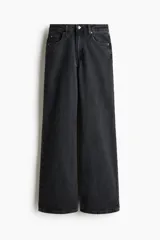 Jean de tiro alto y pierna ancha, confeccionado en denim de algodón color negro con efecto lavado. Cuenta con diseño de cinco bolsillos y cierre frontal con botón y cremallera.