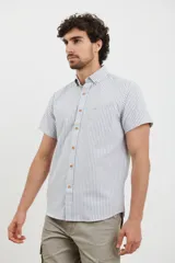 Camisa de manga corta a rayas verticales blancas y celestes, con cuello abotonado y bolsillo en el pecho.