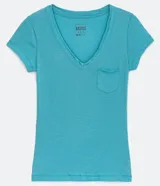 Remera básica de algodón color verde claro con escote en V, manga corta y un pequeño bolsillo frontal en el pecho.
