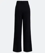 Pantalón negro de corte wide leg, estilo sastrero, con pliegues frontales y cierre con botón.