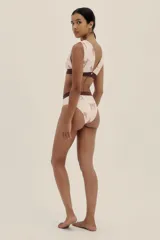 Bombacha de bikini de tiro alto con estampado de cebras en color rosa y marrón.