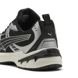 Championes Puma modelo Milenio Tech 2000 Reflect-X, de diseño deportivo con capellada de malla negra y superposiciones metalizadas en color plata. Cuenta con entresuela amortiguada en tono blanco roto.