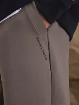Pantalón tipo jogger color azul marino, con cintura elástica ajustable mediante cordón y puños elásticos en los tobillos.