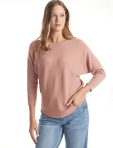 Buzo de punto rib color beige, con cuello redondo, manga japonesa tres cuartos y silueta relajada.